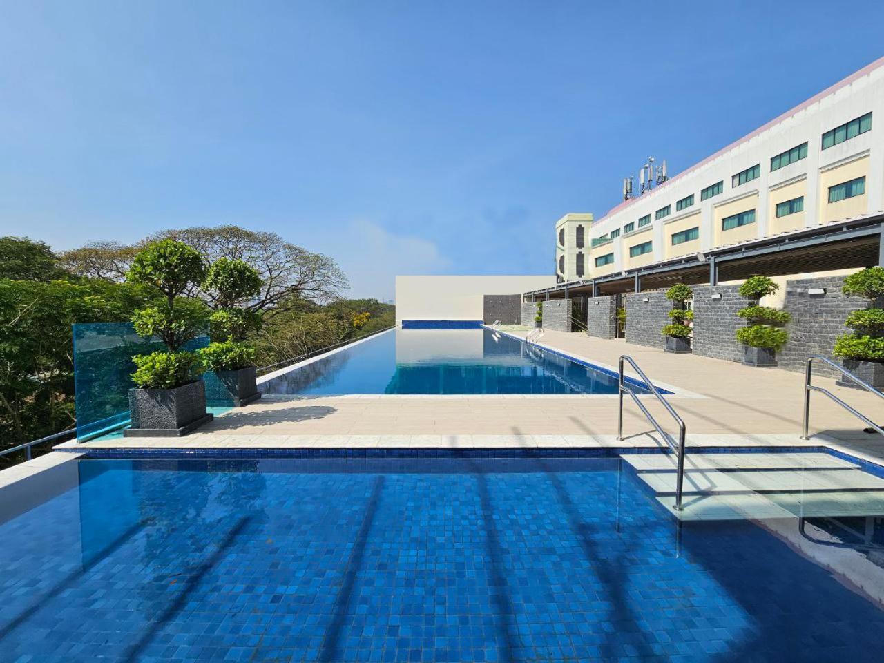 Summit Parkview Hotel